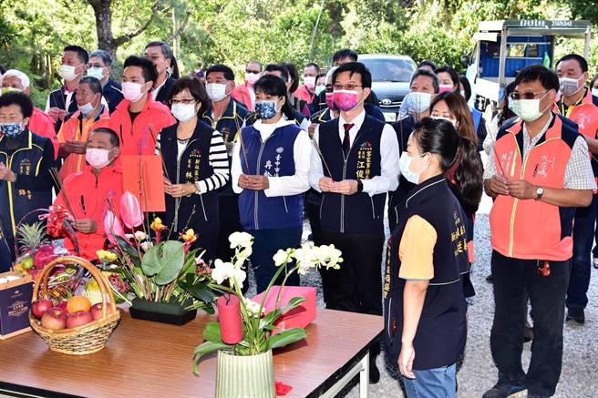 台中市客委會主委江俊龍代表市長盧秀燕參拜新社九庄媽。（台中市客委會提供／王文吉台中傳真）