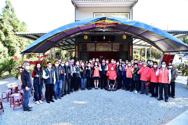 台中市客委會主委江俊龍與參香信眾合影。（台中市客委會提供／王文吉台中傳真）