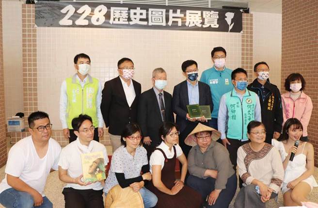 社團法人台中市陽光城市發展協會，25日在台中市行政院中部聯合服務中心大禮堂迴廊舉行「二二八圖片展」。（陳世宗攝）