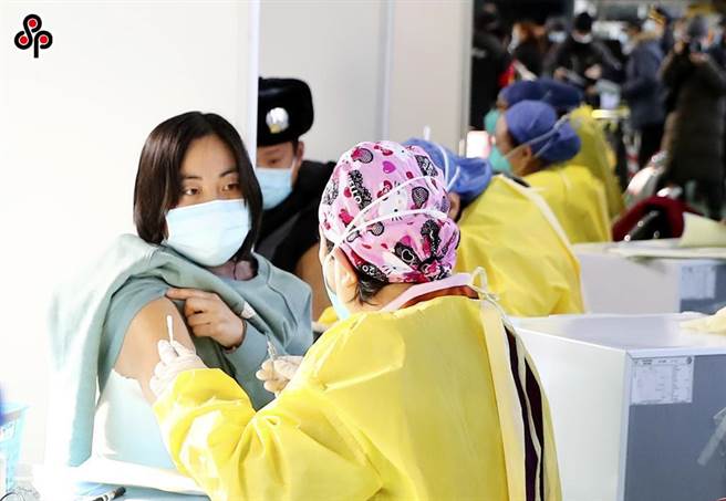 新冠疫苗释出后，国内外群眾相继试测与施打。(本报资料照)