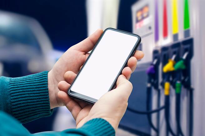 一名網友與長輩一同去加油站，卻發現對方在講手機，讓他嚇得趕緊阻止，不料，卻遭網友打臉。（圖／示意圖，達志影像）