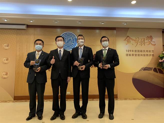 華航、立榮、台灣虎航今獲民航局頒發金翔獎。（潘千詩攝）