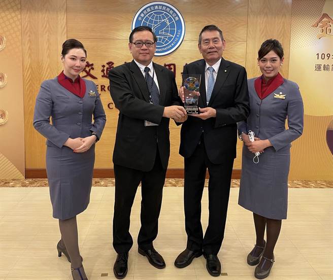 華航榮獲109年度金翔獎最高評鑑，華航董事長謝世謙（右二）與聯管處協理何成（左二）共同與會。（華航提供）