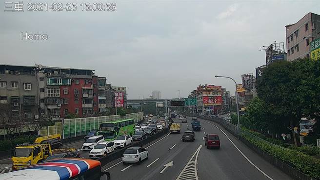 受到逆温导致云层高度下降至仅75公尺，空污扩散不易，加上环境风场为东风造成涡流现象，今天中部以北空品不佳。（翻摄自空气品质监测网／林良齐台北传真）