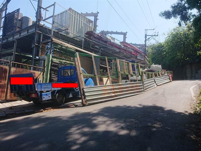 新北市土城区永丰路384号长年被地主堆积大量建材，新北市议员林铭仁指控，相关单位迟未施行公权力，让地主任意放置杂物，影响行车安全。（图由新北市议员林铭仁提供）