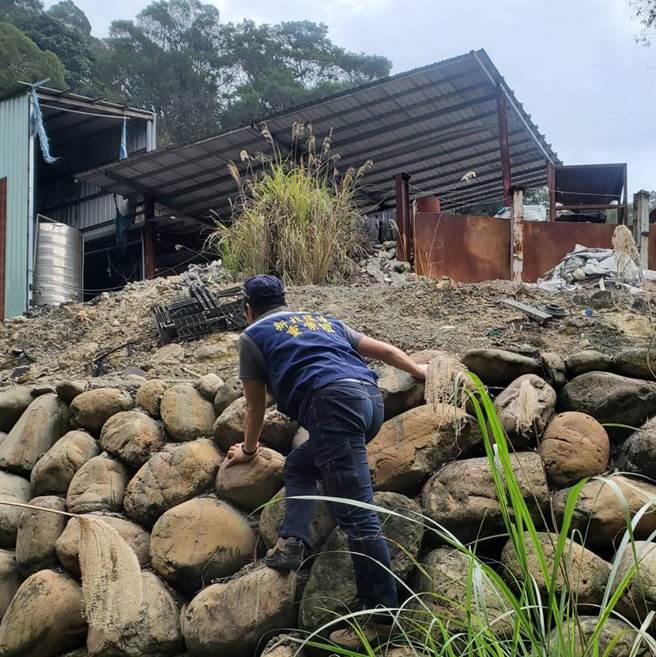 稽查员从水碓窠溪溯溪谷而上拍摄作业及空污情形(环保局提供／戴上容新北传真)