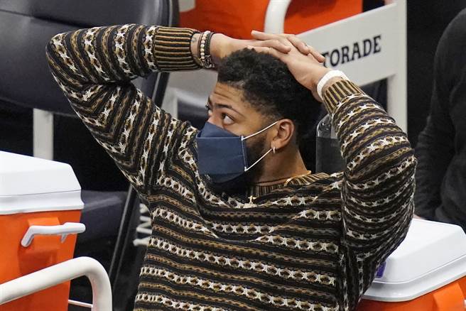 湖人前锋安东尼戴维斯25日只能坐在板凳看着球队惨败。(美联社)