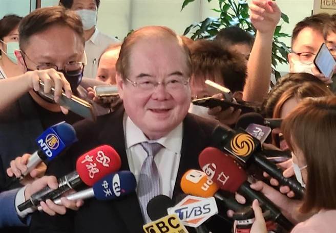 國民黨祕書長李乾龍今天出席國民黨團立法實務會報前接受媒體採訪。（趙婉淳攝）