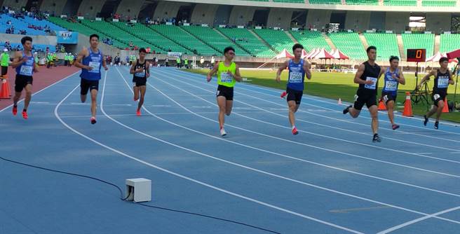 台灣飛人楊俊瀚(右三)在港都盃田徑賽小試身手，10秒54輕鬆奪下100公尺金牌。(黃邱倫攝)