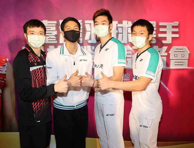 周天成（左二）和王子維（左一）、李洋（右一）及王齊麟（右二）出席羽協活動。（陳筱琳攝）