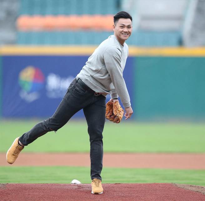 富邦悍将与江少庆签下自行培训合约。（富邦悍将提供）