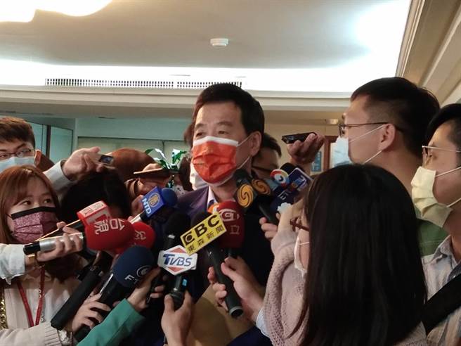 国民党团总召费鸿泰下午出席立法实务会报接受媒体访问。（赵婉淳摄）