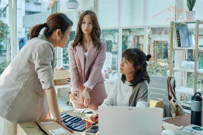 簡嫚書（中）劇中和林心如（左）、陳意涵（右）創業。（可米傳媒提供）