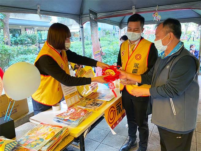 永庆房屋持续参与地方活动，不只协助里长们举办元宵节园游会，还准备应景花灯送给里民。(图/永庆房屋提供)