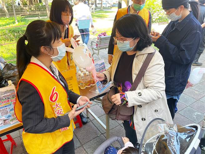 配合各地元宵节活动，永庆房屋准备吸睛造型气球，送给成功闯关的民眾，现场也提供房地产税务谘询服务。(图/永庆房屋提供)
