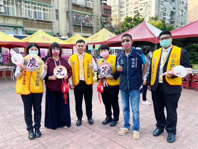 永庆房屋与美仁里再度携手合作庆祝元宵活动，邀居民赏花灯、猜灯谜。(图/永庆房屋提供)