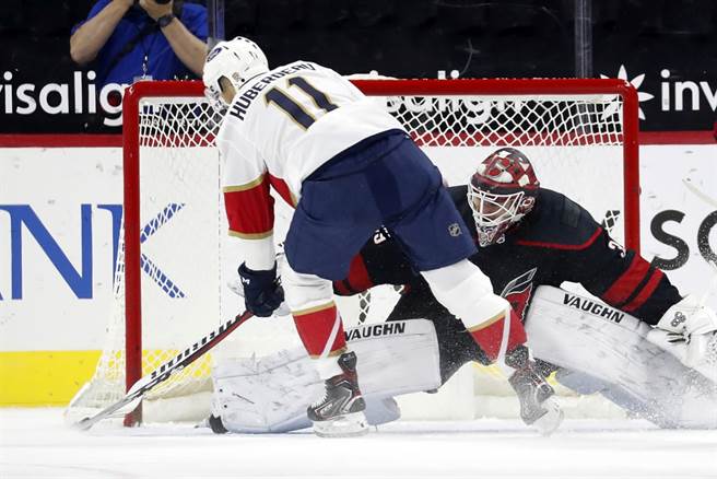 美洲豹胡贝多攻到飓风队大门之前。（美联社资料照）