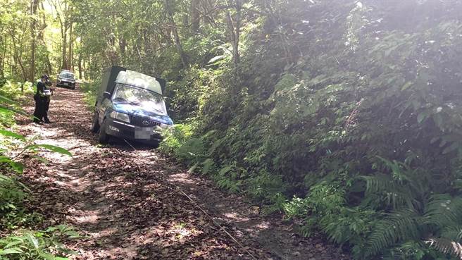 來自雲林的陳姓夫婦25日駕駛車輛在台東知本樂山產業道路上失控打滑，車子左側兩個輪胎陷入山溝動彈不得。（蔡旻妤攝）