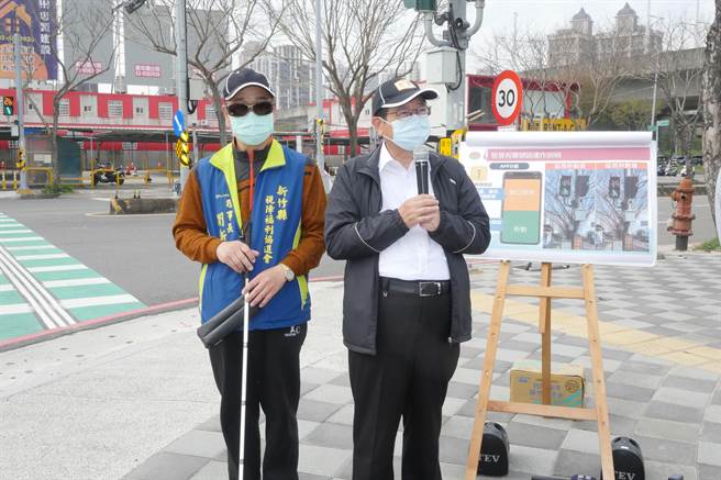 新竹县政府为了打造无障碍交通环境，试办智慧友善号志系统计画，于高铁新竹站周边4个路口作为试办地点，新竹县长杨文科（右）25日实地勘查。（庄旻静摄）