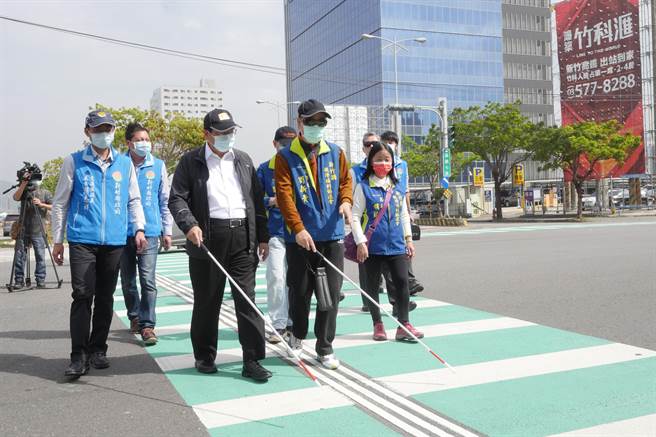  新竹县政府为了打造无障碍交通环境，试办智慧友善号志系统计画，于高铁新竹站周边4个路口作为试办地点，新竹县长杨文科（左三）25日实地勘查。（庄旻静摄）