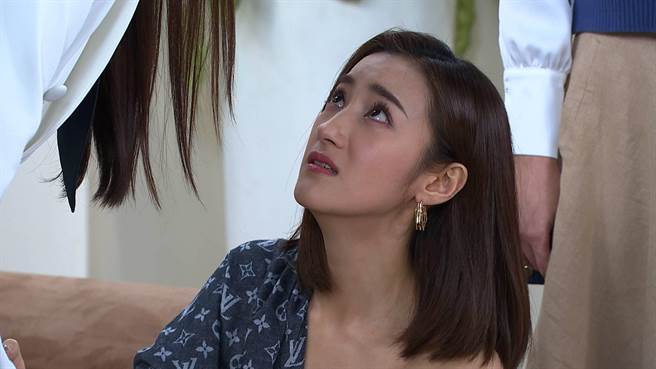 民视八点檔连续剧《多情城市》收视率居高不下，24日播出恶男黄文星「刘加尧」被揭穿诡计，遭到眾人轮打，恶女夏宇禾「Carol」被连环巴掌惩罚。（民视提供）