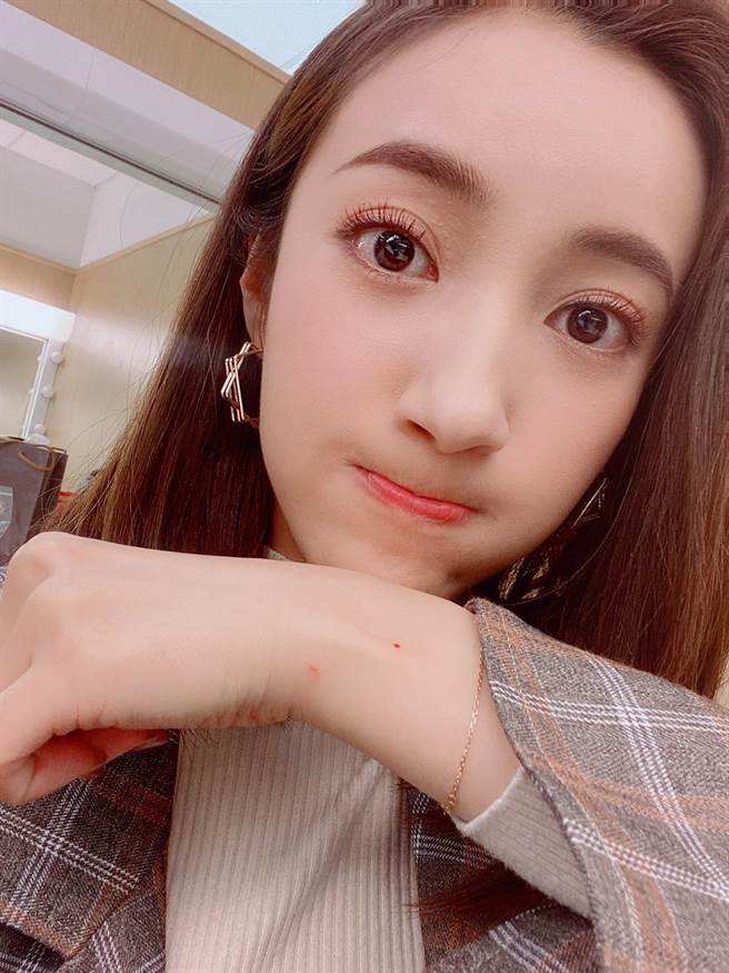 夏宇禾手被张家玮划伤，连忙道歉。（民视提供）