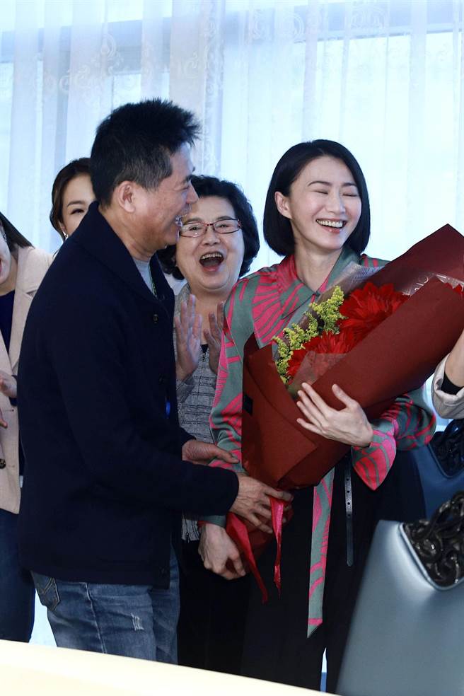 萧大陆将收到的花束转送给侯怡君。（民视提供）