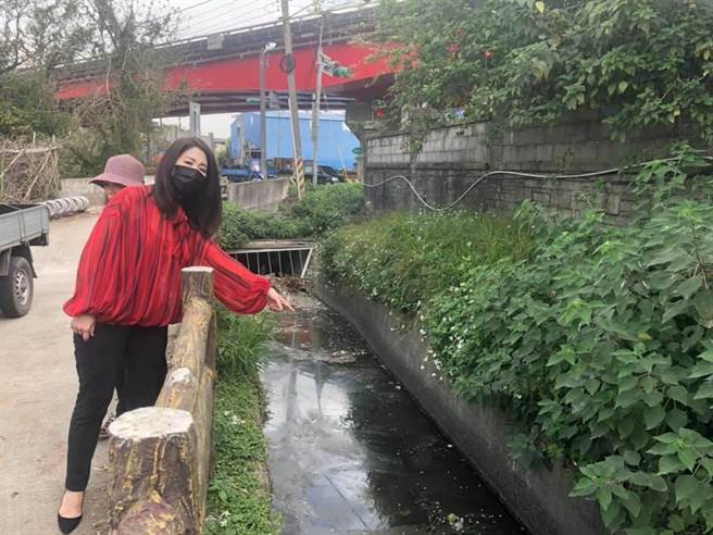 市议员舒翠玲表示水利会改制公部门后，制度反而变繁琐不便民。（吕筱蝉摄）