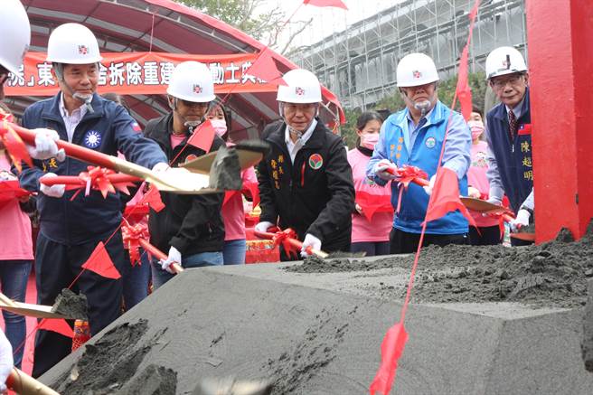 苗栗县西湖国小东栋校舍25日举办拆除重建动土典礼，（左起）苗栗县议长锺东锦、西湖国小校长林国正、苗栗县长徐耀昌、西湖乡长高阿赐、立委陈超明等人，持金铲动土祈福。（巫静婷摄）