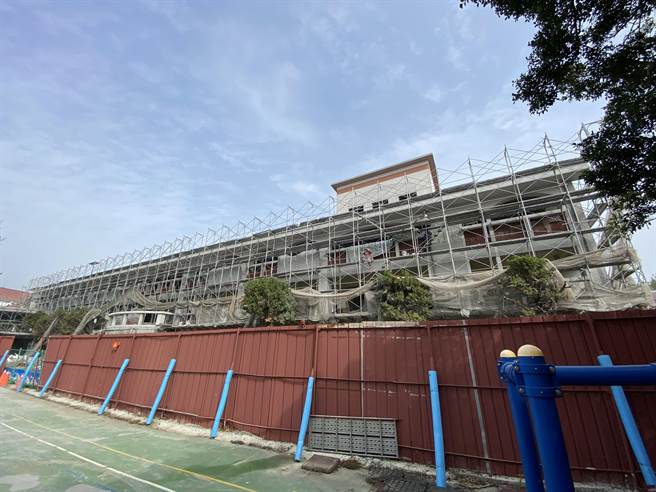 苗栗县西湖国小老旧北栋校舍，前年底率先拆除重建，现已接近完工。（巫静婷摄）