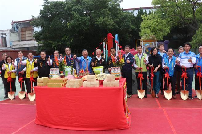 苗栗县西湖国小东栋校舍25日举办拆除重建动土典礼，预计2022年5月完工。（巫静婷摄）