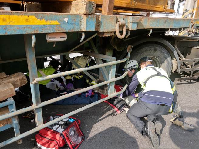新竹县湖口乡25日发生一起车祸，一名年约8旬妇人过马路遭联结车辗过腿部，但送医途中失去呼吸、心跳，送医不治身亡。（翻摄照片／庄旻静新竹传真）