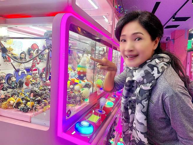 方季惟夾娃娃花光錢。（尚時代文創娛樂工作室提供）