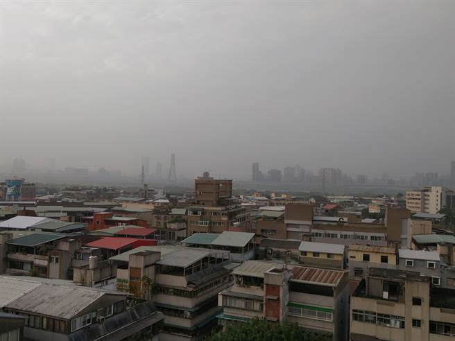 今空气污染严重，大台北地区灰濛濛一片，能见度差。（王嘉庆摄）