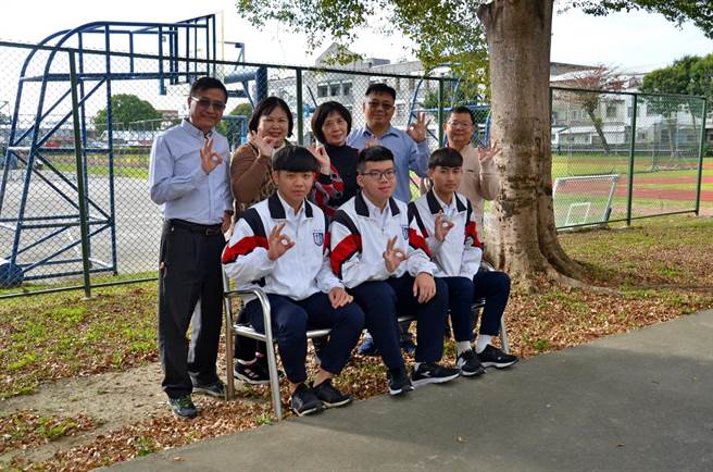 台东县私立公东高工学生电机科的李瀚祥（前排左1）、张志哲（前排左2）及建筑科黄昱杰（前排左3），3人未毕业已录取台湾电力公司职员。（公东高工提供／蔡旻妤台东传真）