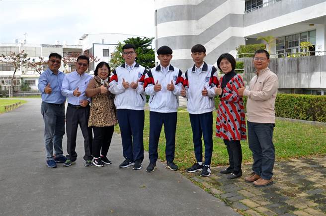 台东县私立公东高工学生电机科的张志哲（左4）与李瀚祥（左5）及建筑科黄昱杰（左6），3人未毕业已录取台湾电力公司职员。（公东高工提供／蔡旻妤台东传真）