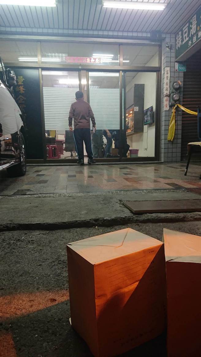 安平角头陈建文遭小弟持双枪射杀，并将双枪丢在现场，尸体解剖发现3枚弹头留体内，心臟破裂是致死原因。（程炳璋摄）