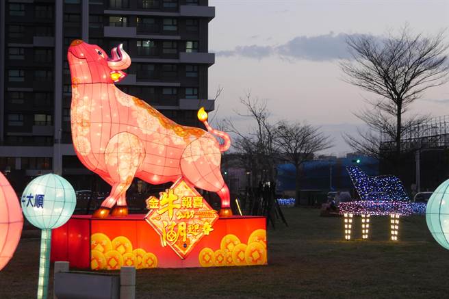 湖口乡公所今年布置高达4.2米的主灯「祈福牛」，供民眾欣赏、体验过节气氛。（庄旻静摄）