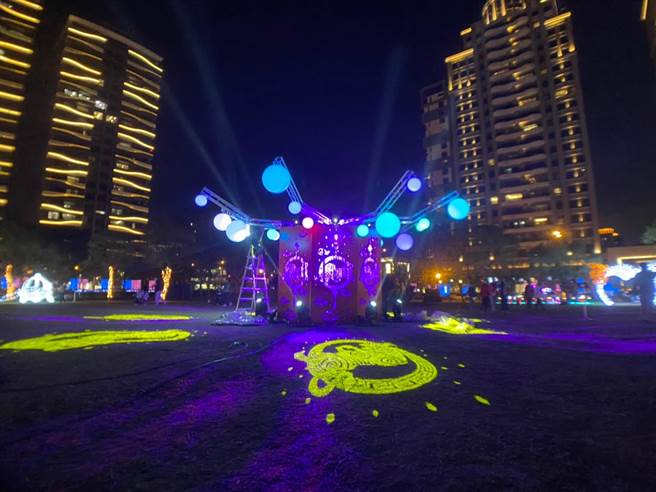 竹北市公所于水圳公园举办今年灯会，还有光雕秀与水舞，供民眾欣赏。（庄旻静摄）