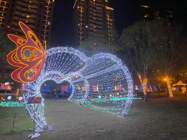 新埔镇的主灯为飞天女娲，叙述天穿日女娲补天的传说。（庄旻静摄）