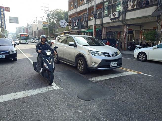 大甲區中山路一段車流量大，由於路面破損不平致交通意外頻傳。（陳淑娥攝）