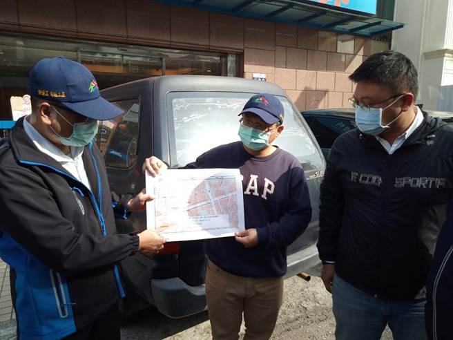 市議員施志昌25日邀相關單位會勘要求改善。（陳淑娥攝）