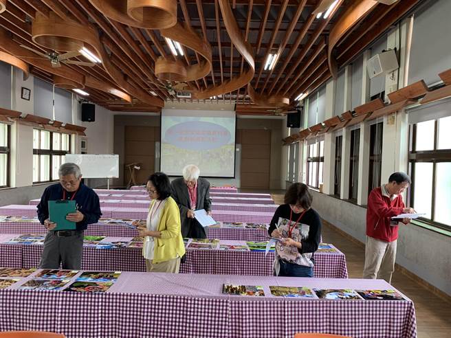 公馆乡农会办理「第一届客家福菜暨农村意象创新摄影比赛」，徵件214作品，25日评选特优5名、优选10名、佳作10名。（何冠娴摄）