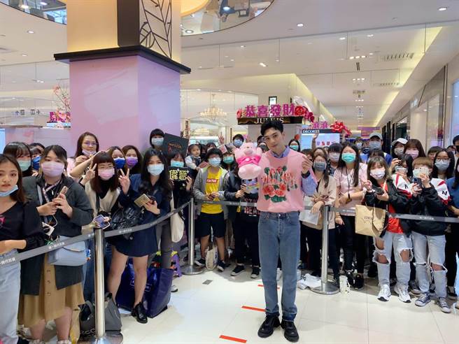 國民男友黃偉晉與粉絲預告，3月14日將於粉萌季野餐日帶來精采演出。（柯宗緯攝）