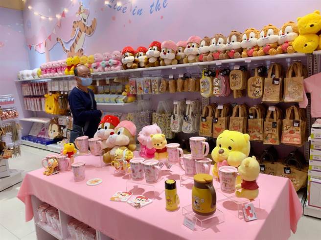 統一時代百貨高雄店1樓登場為期40天的「迪士尼粉萌季期間限定店」。（柯宗緯攝）