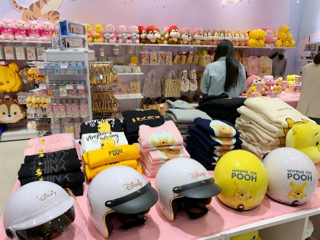 統一時代百貨高雄店1樓登場為期40天的「迪士尼粉萌季期間限定店」。（柯宗緯攝）