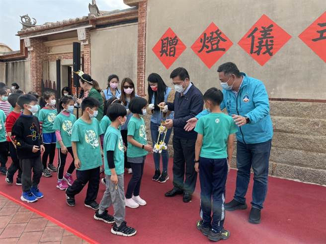 林佳龙部长赠送「活力牛」小提灯给金门小朋友。（金门县府观光处提供）