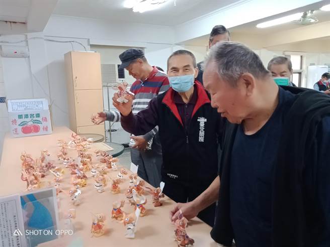 荣民伯伯手作小提灯。(台北荣家提供)