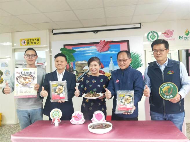 大安農會25日推出「農產」結合「畜產」新產品「QQ黑豆豬腳湯」。（陳淑娥攝）