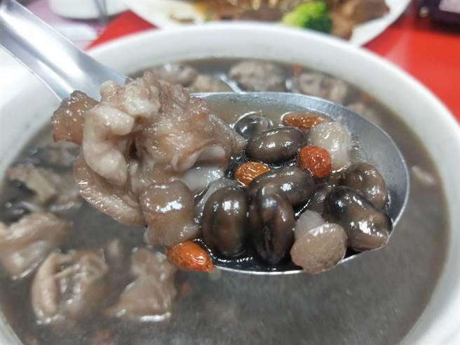 大安農會25日推出「農產」結合「畜產」新產品「QQ黑豆豬腳湯」。（陳淑娥攝）